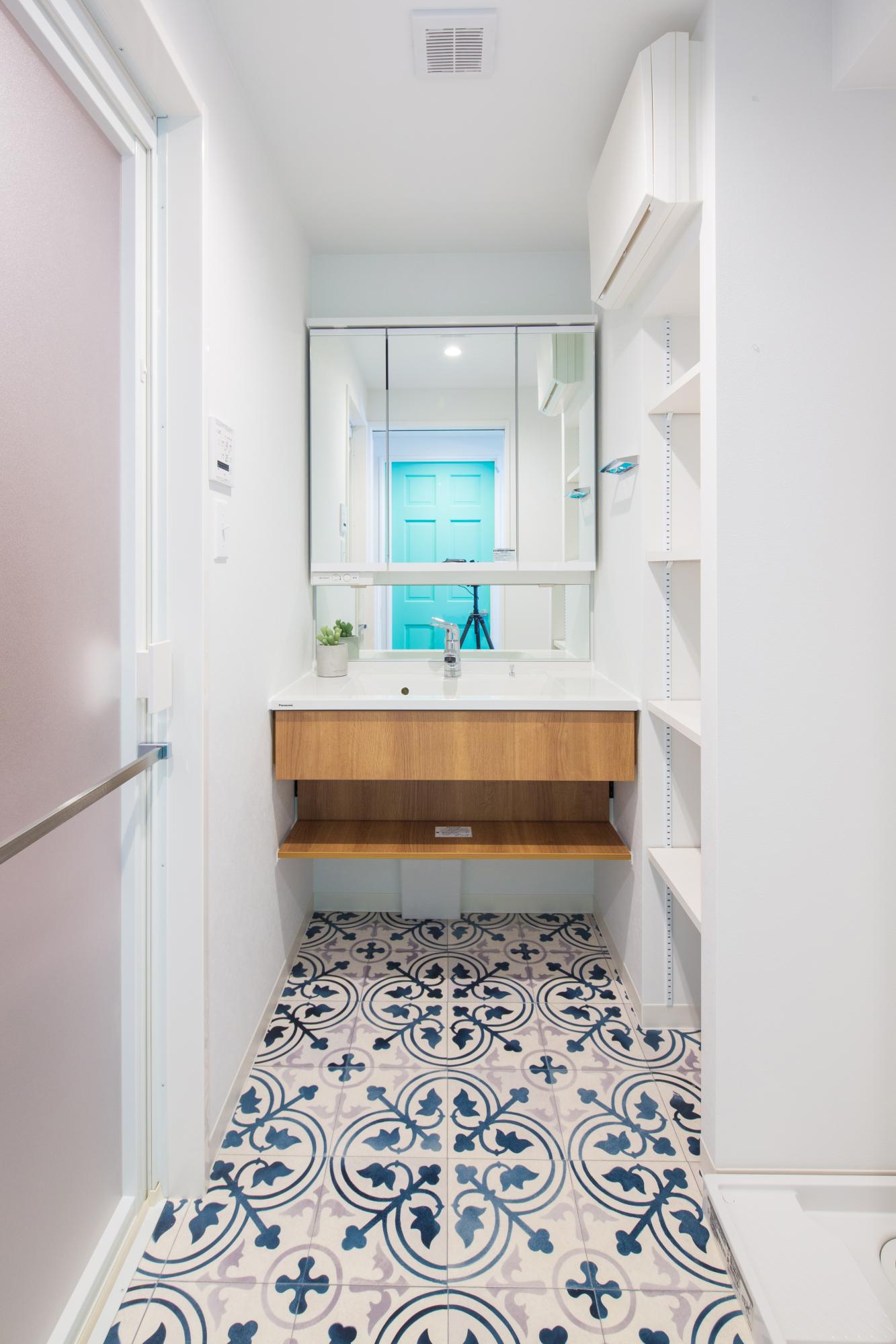 柄タイルやリビングの船舶照明などもリゾート感のあるブルーを使用し空間に一体感を作っています。