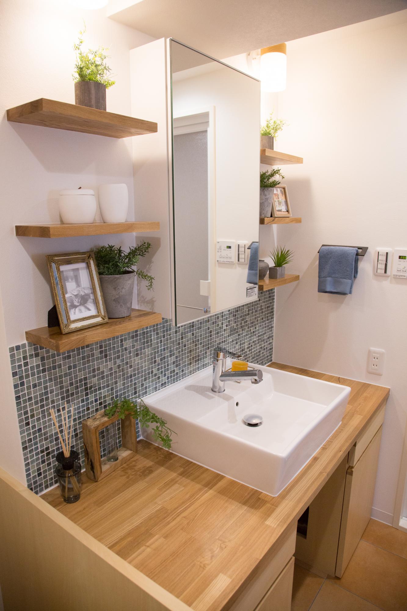 猫用トイレを収納したまま使用でき、見た目も美しく掃除も簡単です。床面は汚れに強いフロアタイルを使用しており安心です。