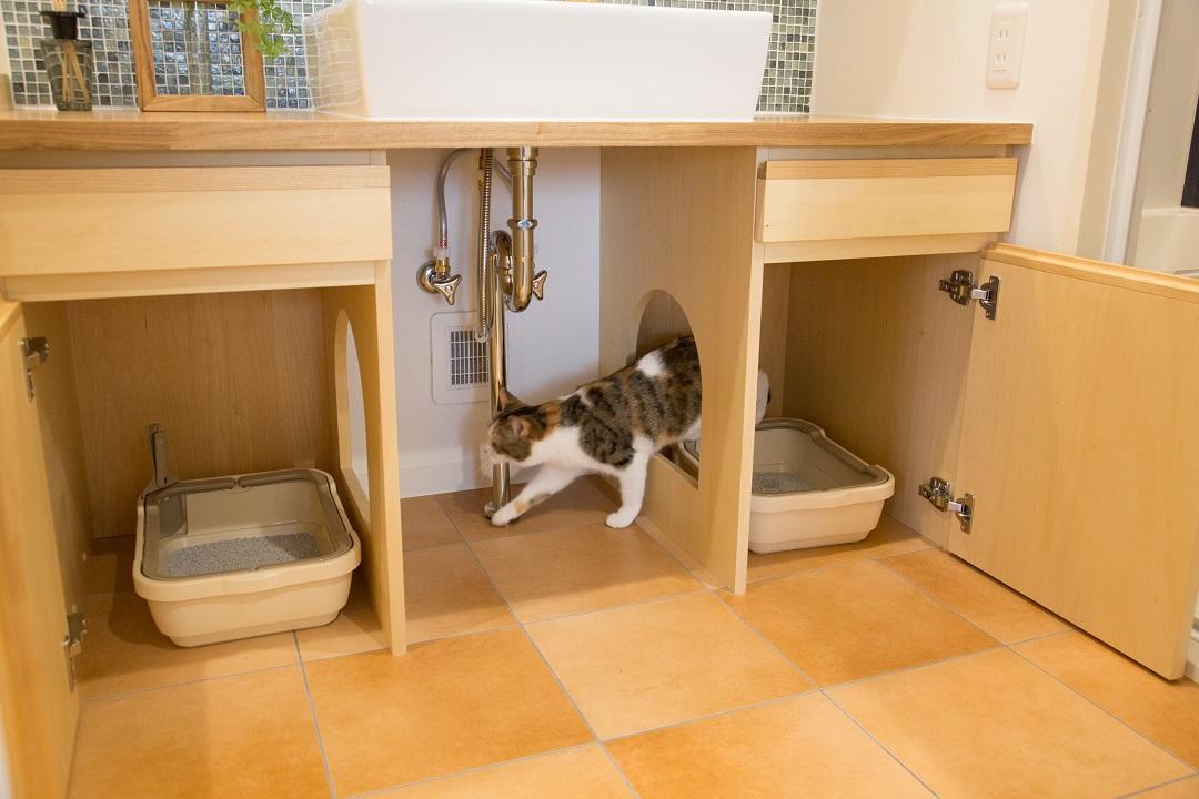 洗面台の下部分に、外に空気を追い出す換気システムを設けています。すぐににおいを吸い出すので、普段から猫トイレのにおいが気になりません。