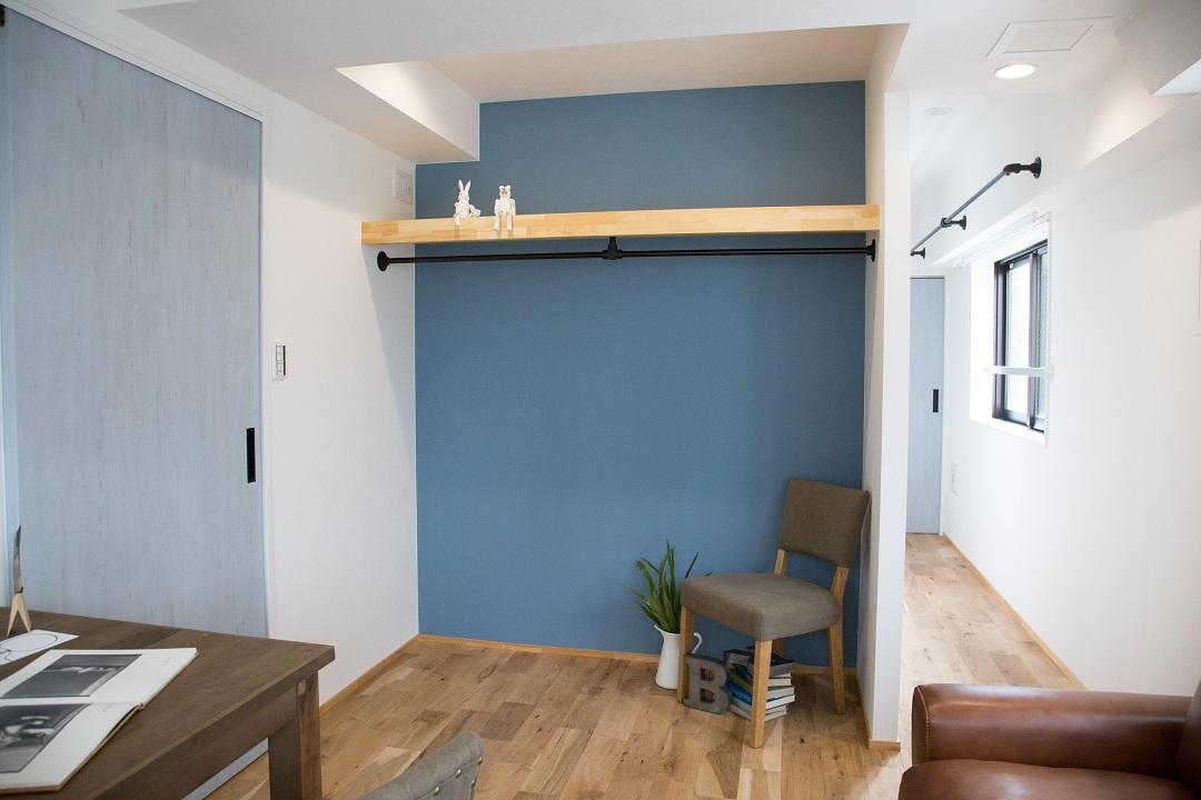 ウォークインクローゼットや寝室など敢えて猫の立ち入らない空間を作ることで、猫と人が快適な距離感を保てるように間取りを作っています。
　猫の入れない廊下部分には、洗濯スペースを設け、洗って干して収納する一連の作業を行えます。