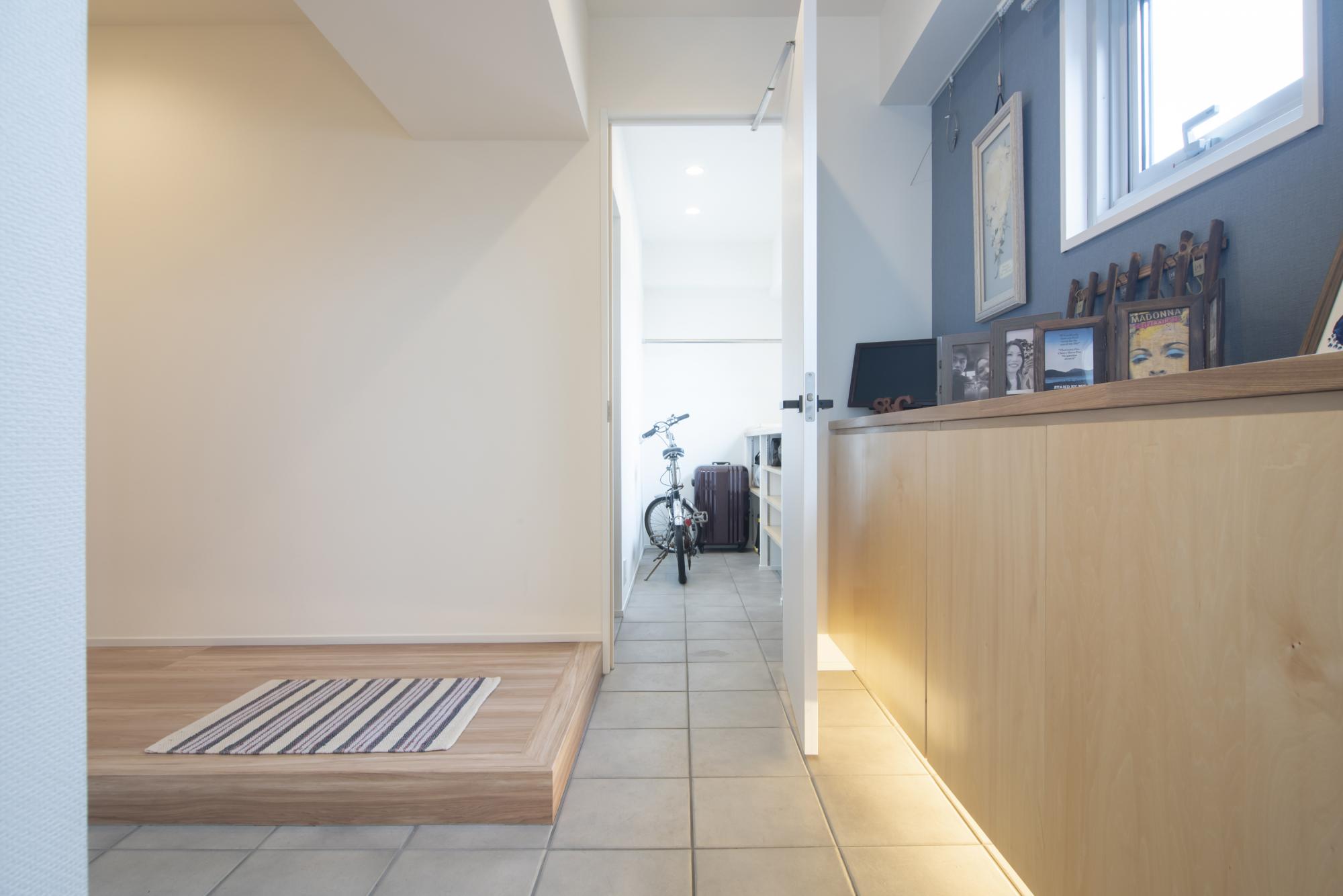 「ホームパーティができる広いリビング。 インスタ好きなご主人も大満足のお部屋」の玄関・土間