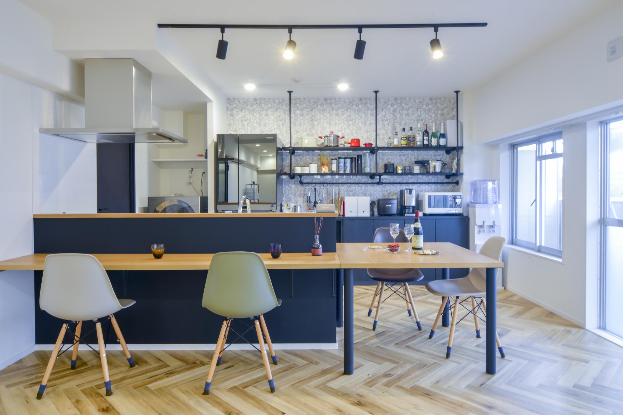 「住みたかった街で見つけた中古物件。こだわりのリノベーションで理想のお部屋に大変身」のリビングダイニング