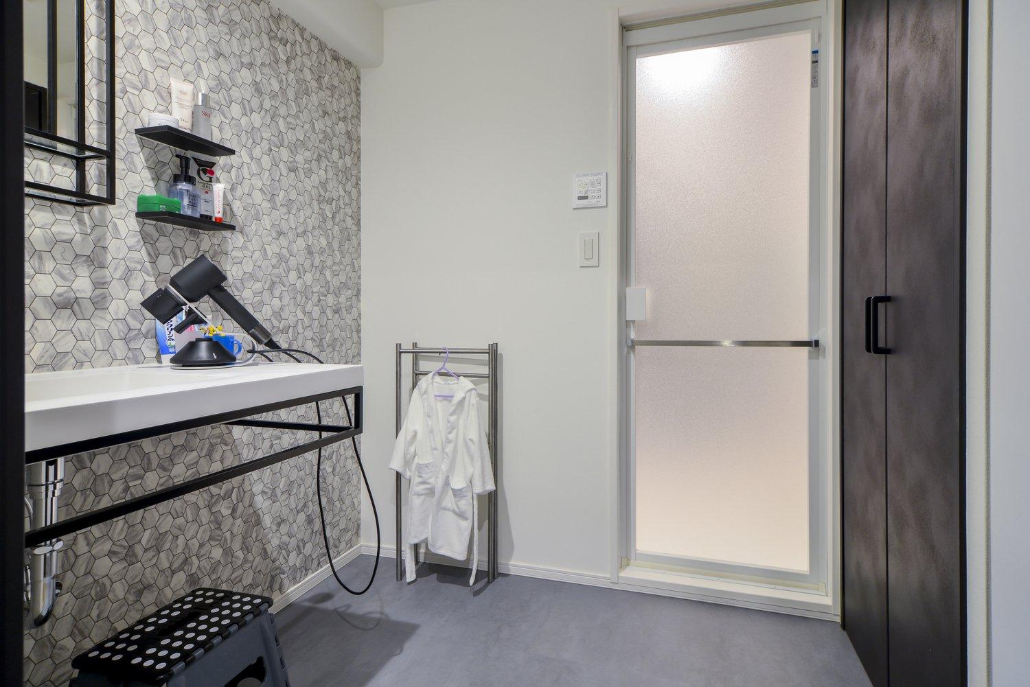 「住みたかった街で見つけた中古物件。こだわりのリノベーションで理想のお部屋に大変身」のお風呂・洗面所・トイレ