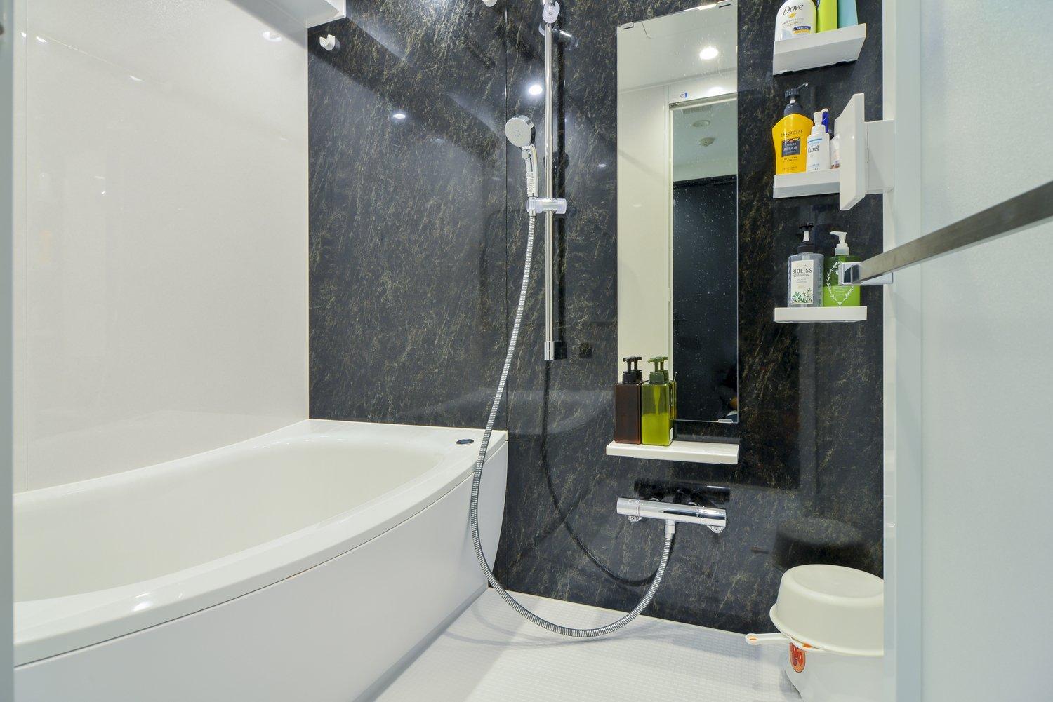 「住みたかった街で見つけた中古物件。こだわりのリノベーションで理想のお部屋に大変身」のお風呂・洗面所・トイレ