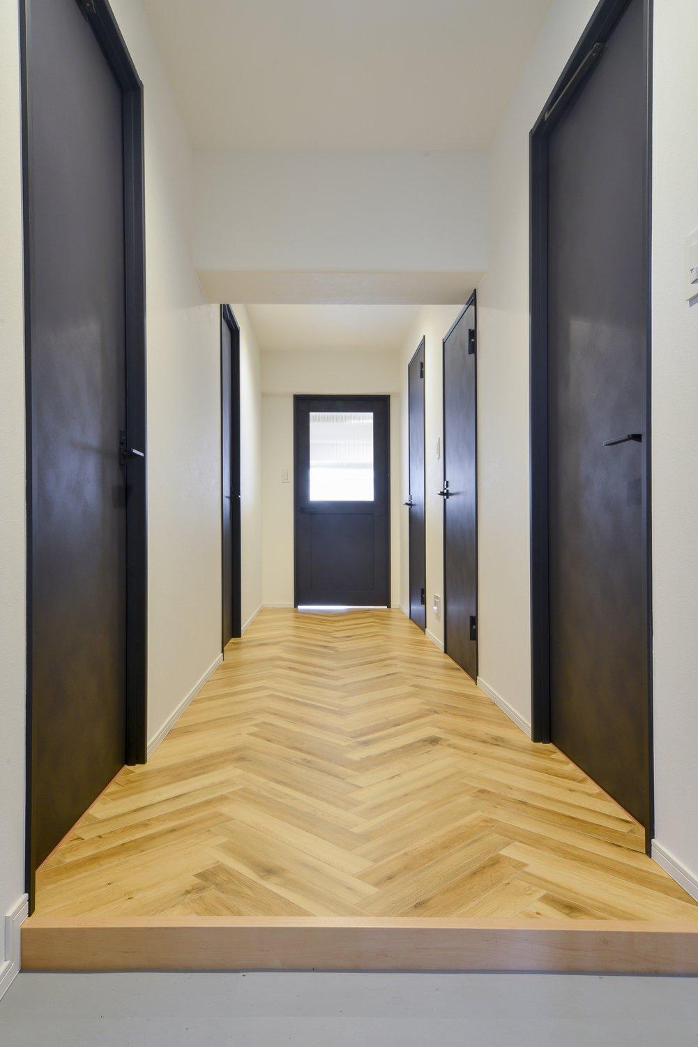 「住みたかった街で見つけた中古物件。こだわりのリノベーションで理想のお部屋に大変身」の玄関・土間