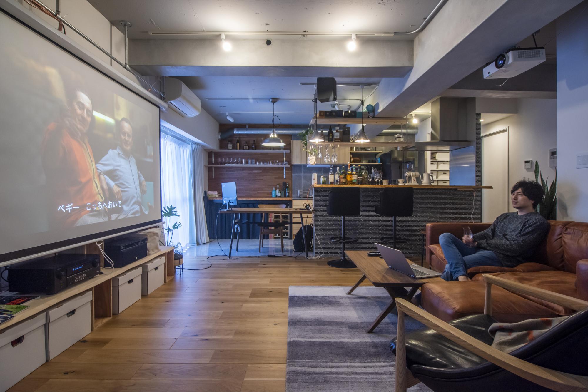 趣味の映画を鑑賞するホームシアター。リビングには大きなスクリーンが設けられ、プロジェクターからお気に入りの映画が映し出されています。