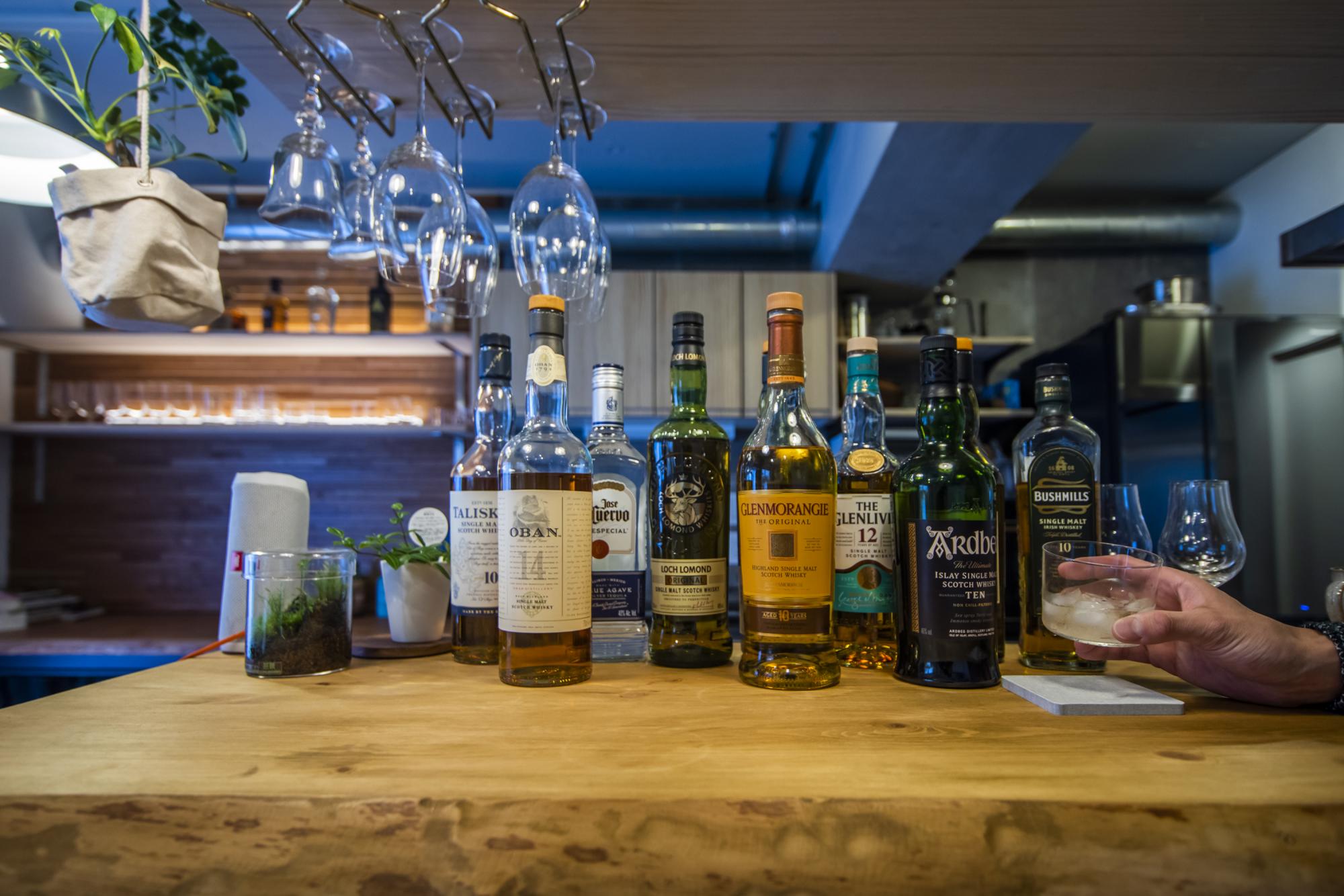 キッチンのカウンターは一枚板でしつらえられています。高さもあって、まるでお店のよう。