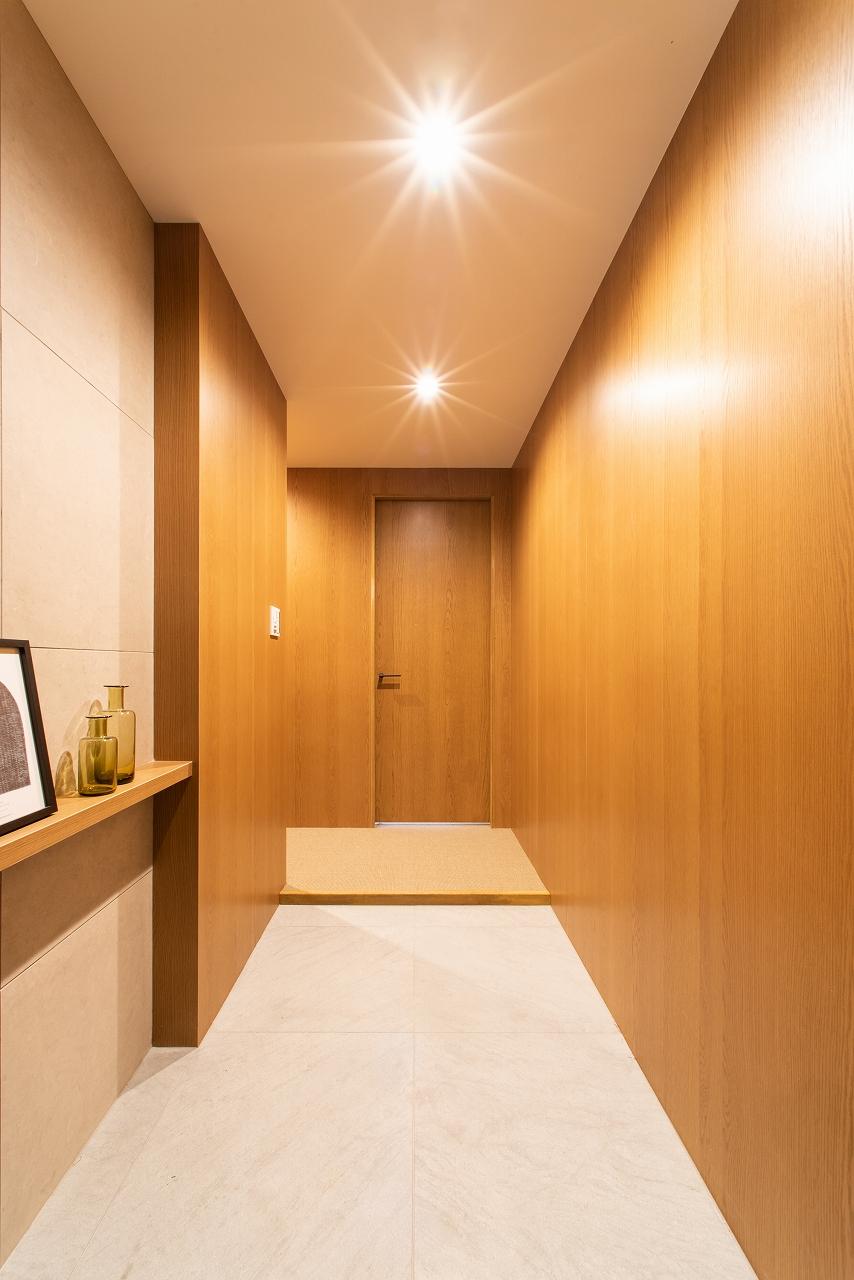 共⽤部の収納やリビング収納、クローゼット収納など各所に収納スペースを散らせ使い勝⼿の良い導線にしています。