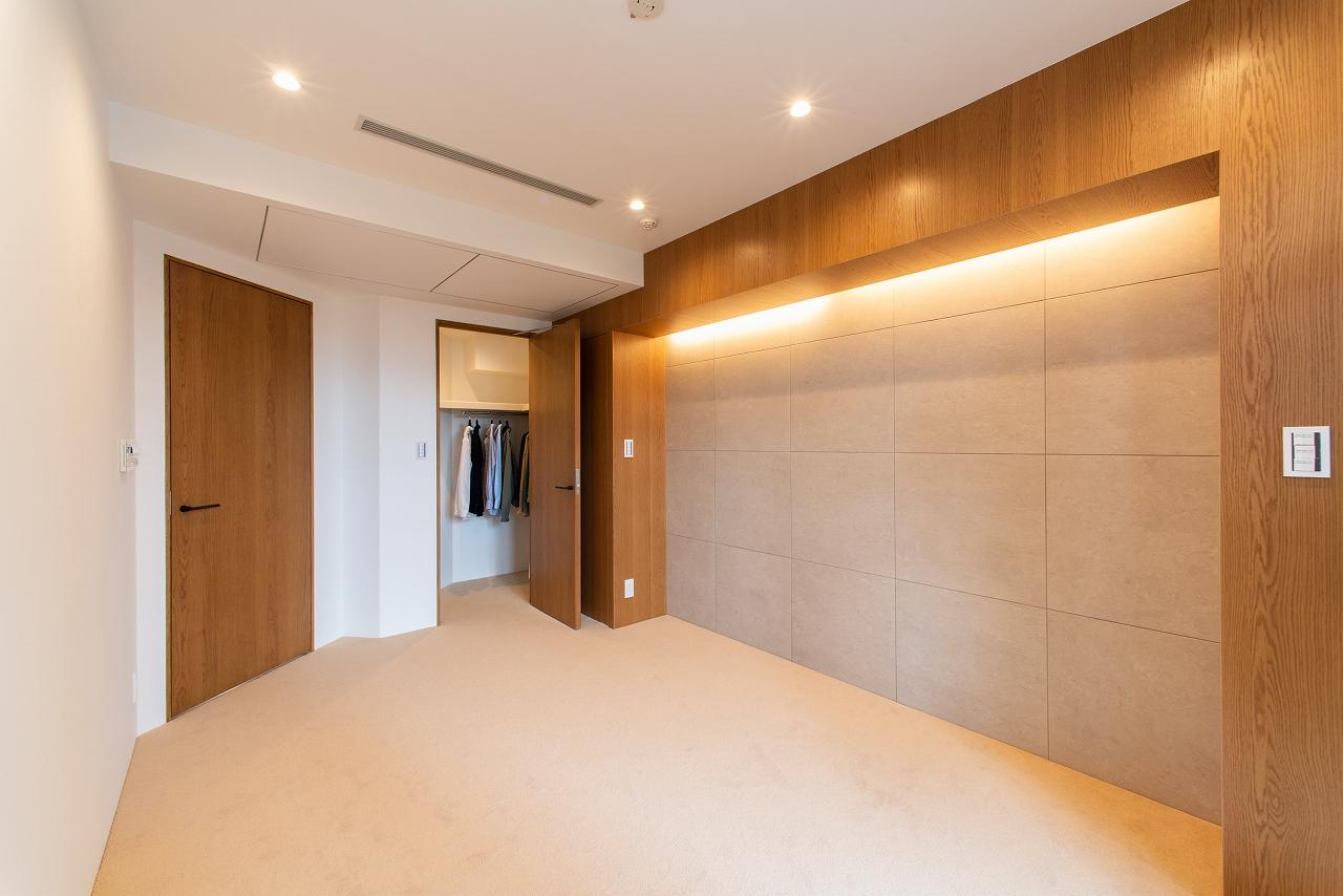 取っ⼿はブラウンの扉本体と馴染む配⾊かつ、他の設備とアクセント⾊を揃え、ブラックで統⼀しました。