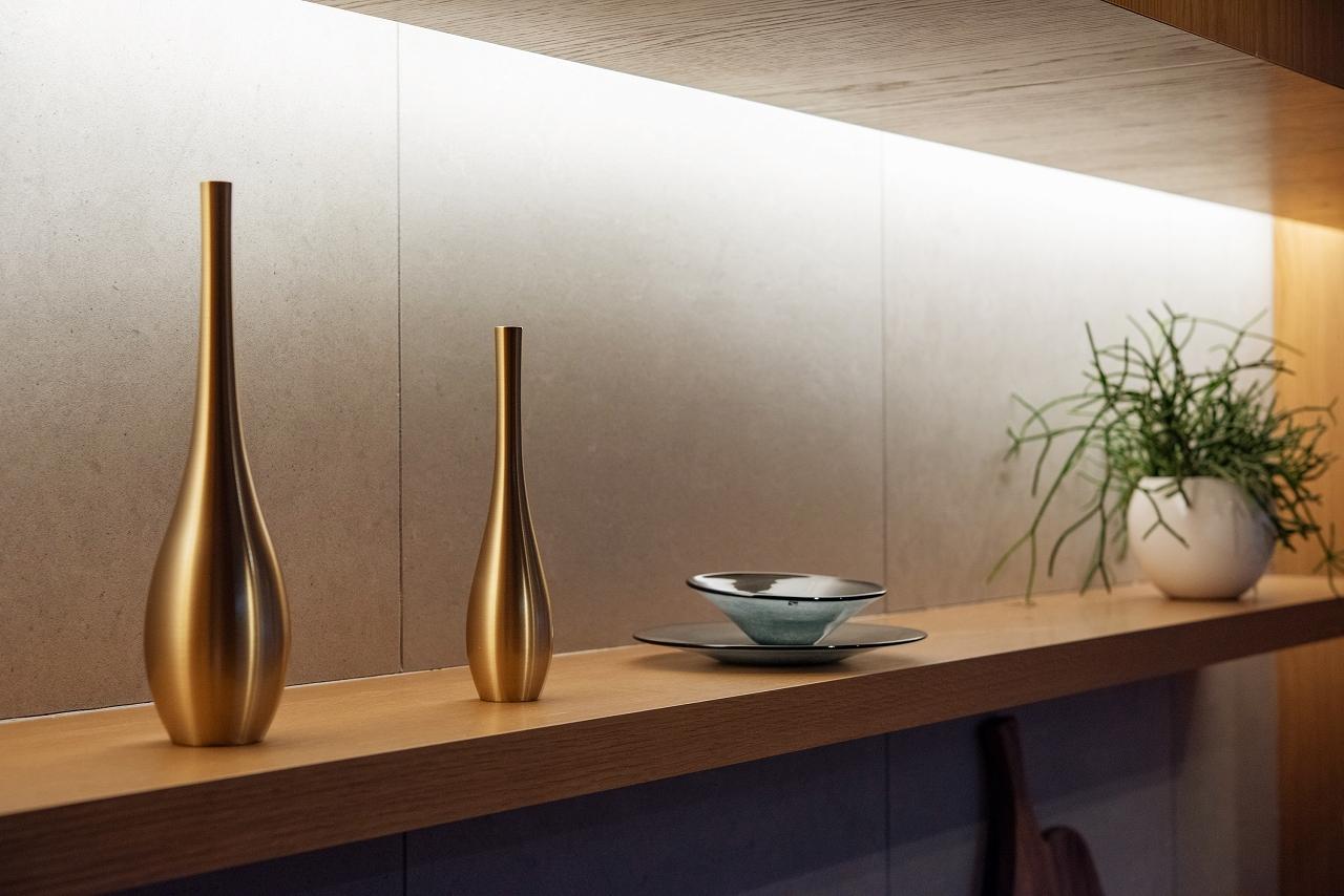 これまでの PLAN A の棚下の照明同様、光の演出を付しています。ユナイテッドアローズの店舗設計で培ったモノの⾒せ⽅や置き⽅を住宅設計に取り⼊れました。