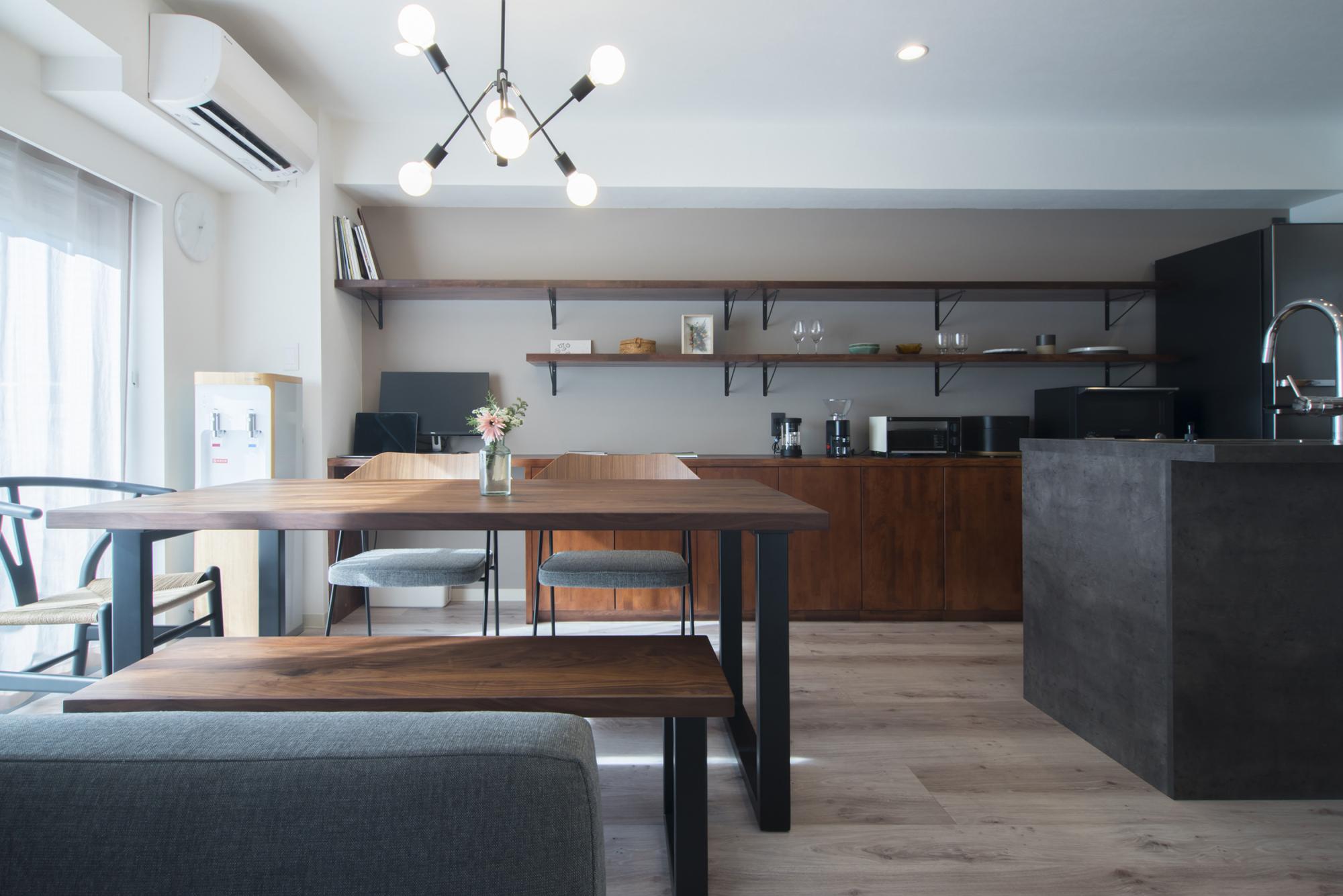 「夫婦で捗る在宅ワーク、おうち時間を変えたお部屋」のリビングダイニング