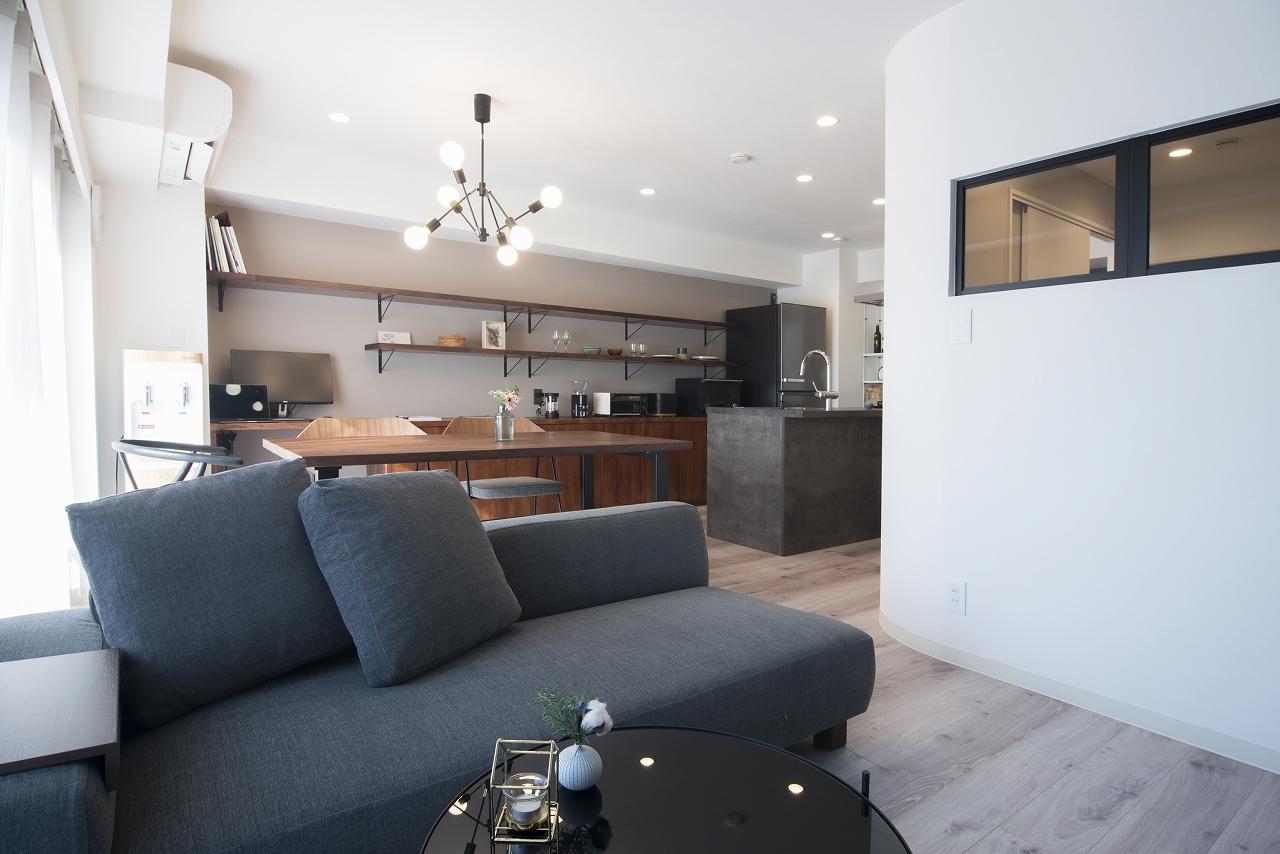 「夫婦で捗る在宅ワーク、おうち時間を変えたお部屋」のリビングダイニング