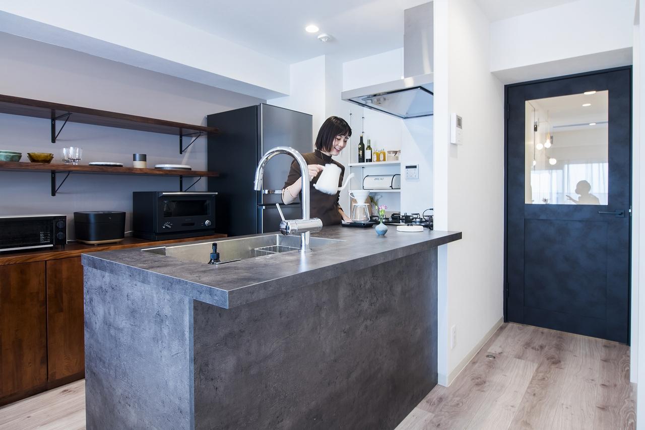 「夫婦で捗る在宅ワーク、おうち時間を変えたお部屋」のキッチン