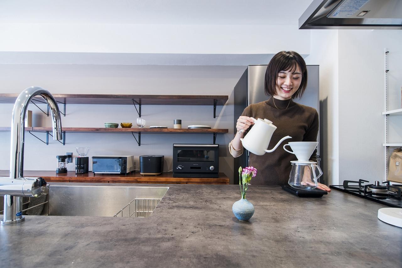 「夫婦で捗る在宅ワーク、おうち時間を変えたお部屋」のキッチン