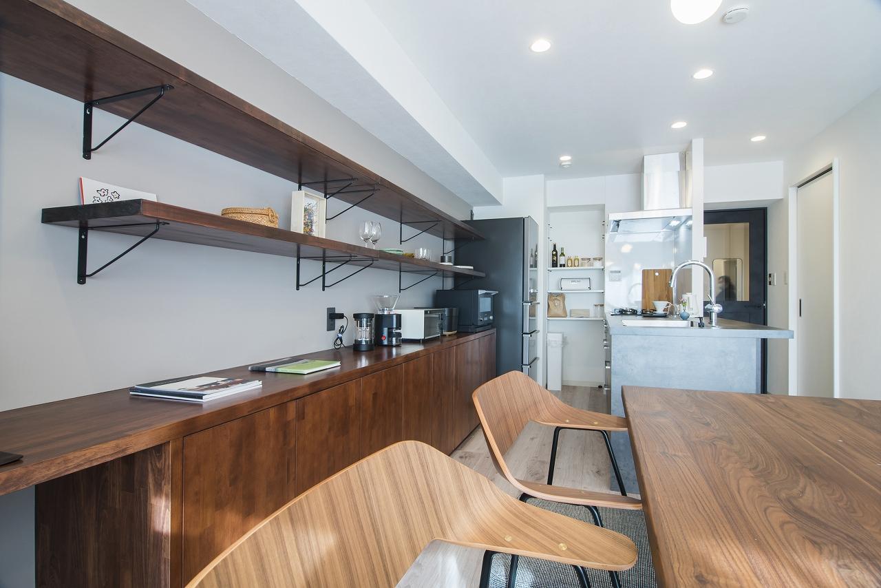 「夫婦で捗る在宅ワーク、おうち時間を変えたお部屋」のキッチン