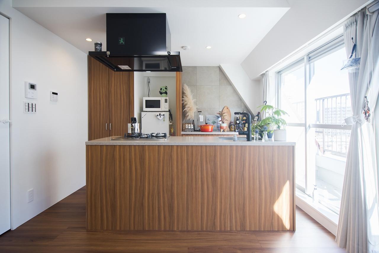 広々と使いやすいアイランドタイプのキッチンは、人造大理石のオリジナルシステムキッチンです。