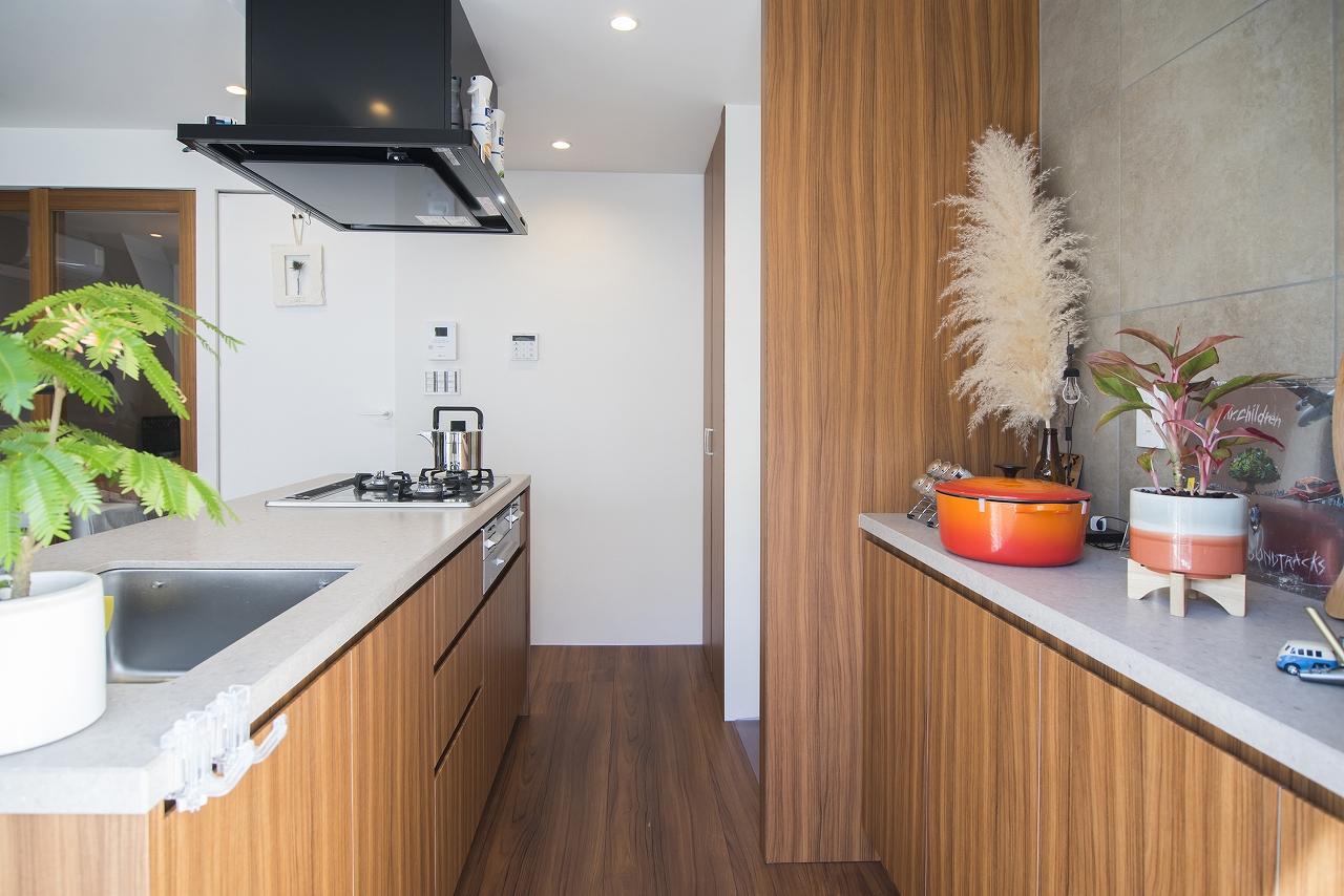 キッチン背面にあるカウンターには鍋やインテリアなどを飾り、気分を上げてくれます。