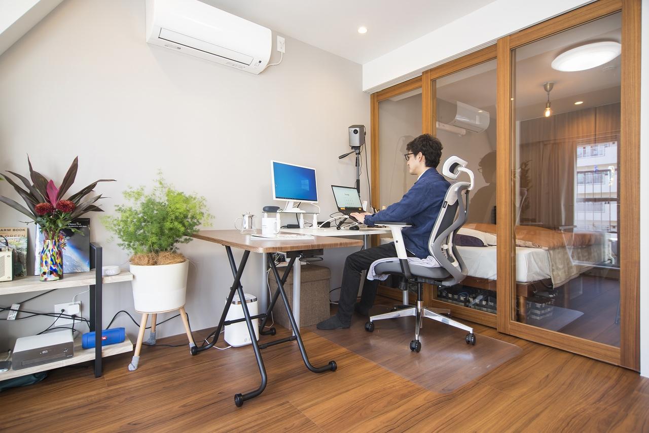 リビングダイニングにあるデスクの置き方を工夫し、リモートワークが続く日々でも快適に過ごすことができます。
