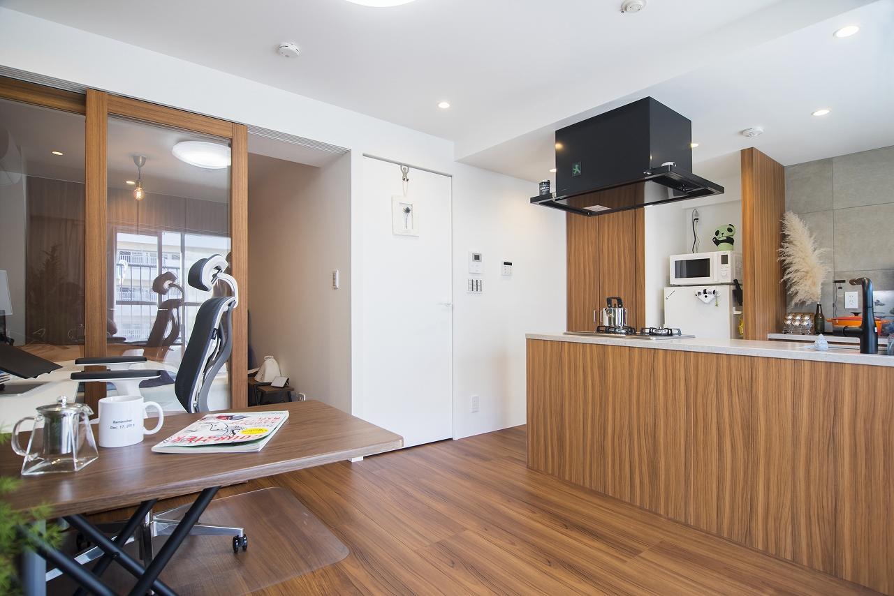 床とキッチンの木目調を統一し、スタイリッシュでおしゃれな空間です。