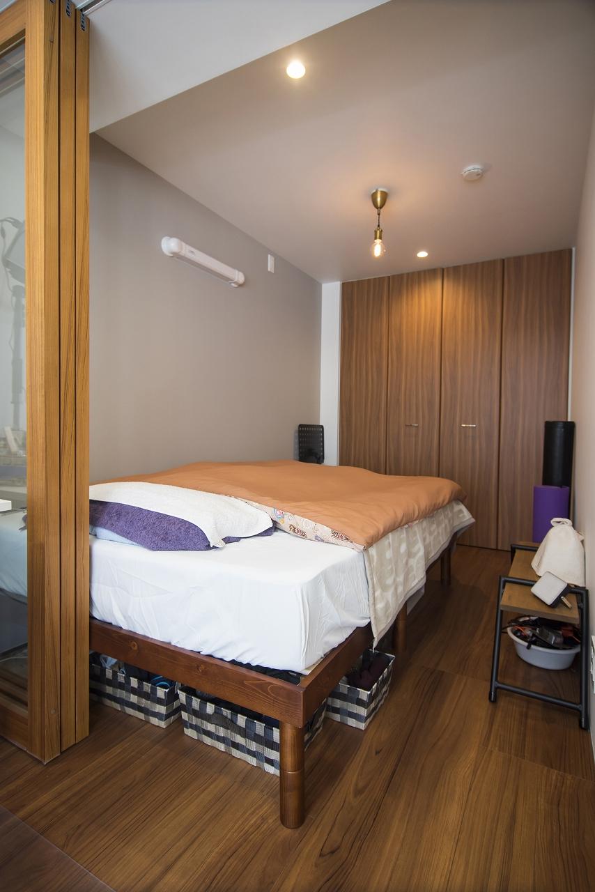 寝室の照明は暖かい電球を設置し、居心地の良いお部屋です。