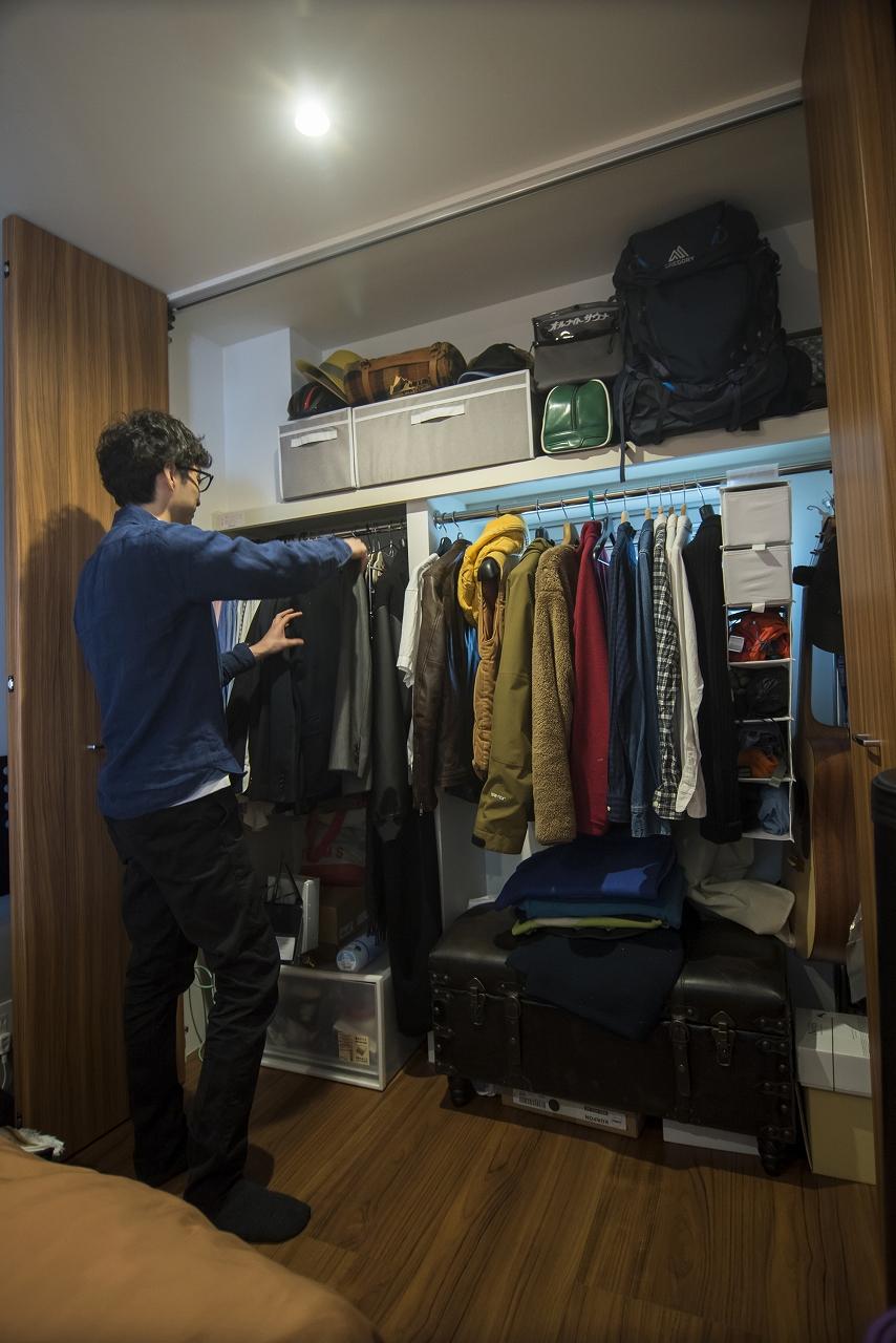 一人暮らしには充分な広めのクローゼット。大きい鞄も難なく収納できます。