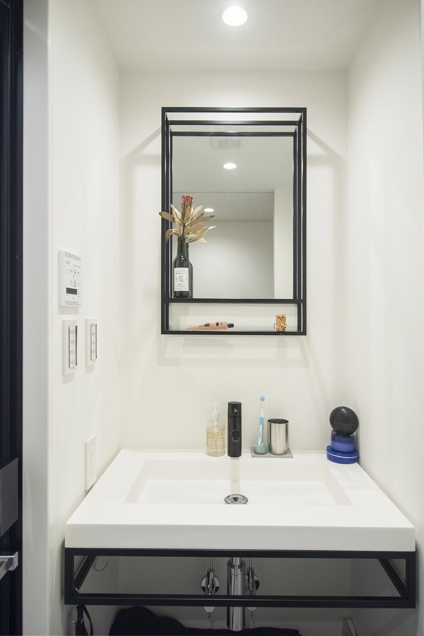 毎朝の身支度が楽しみになるようなスタイリッシュな化粧洗面台。