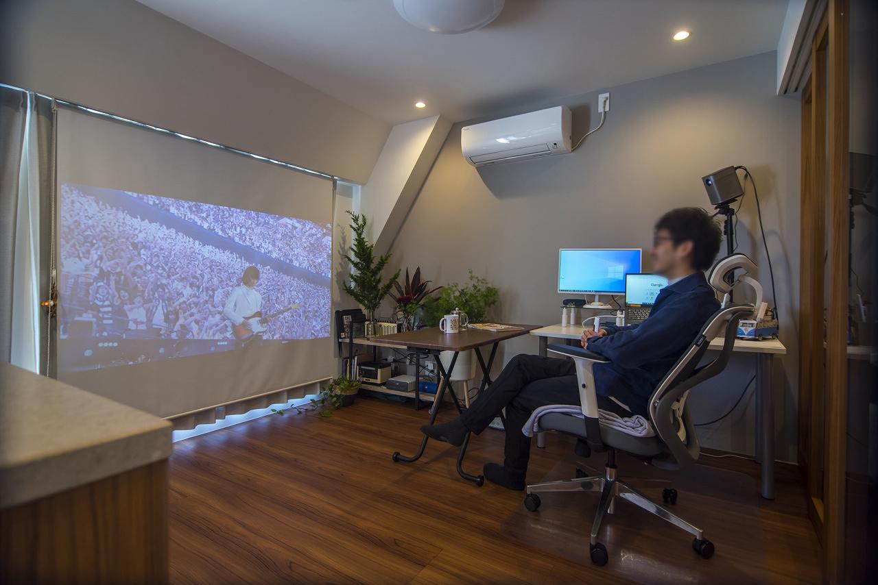 窓にはカーテンの代わりにロールスクリーンをかけ、プロジェクターでライブ番組や映画を楽しむこともあるそうです。
ひと工夫で、おうち時間を充実させることができます。