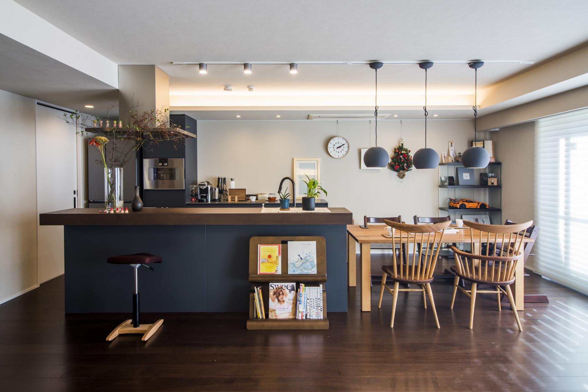 料理をしながらお子様とコミュニケーションをとることができるように、施主様こだわりの広い木材のキッチンカウンターを設置しました。家族みんなで顔を合わせながら笑顔あふれるリビングダイニングキッチンになりました。