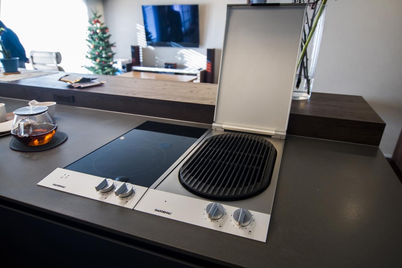 スチームオーブンとキッチンはガゲナウで統一し、さらにバーベキューグリル付にすることでお肉も美味しく焼けるとおっしゃっていたご主人。
広くて機能的なキッチンは使いやすいそうです。