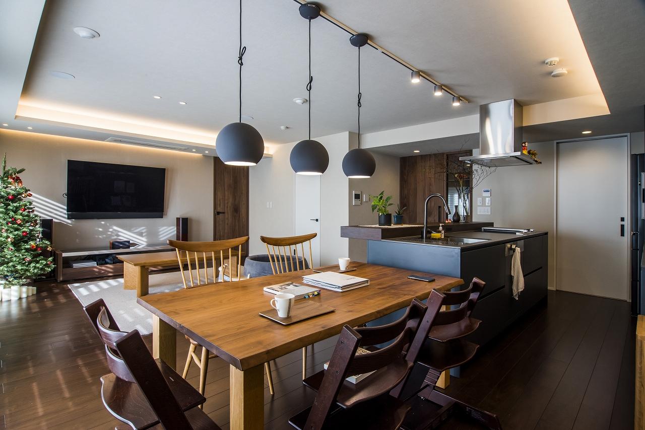 落ち着いた色味のダイニングテーブル。テーブル上ではオシャレなインテリア照明が暖かく照らしています。