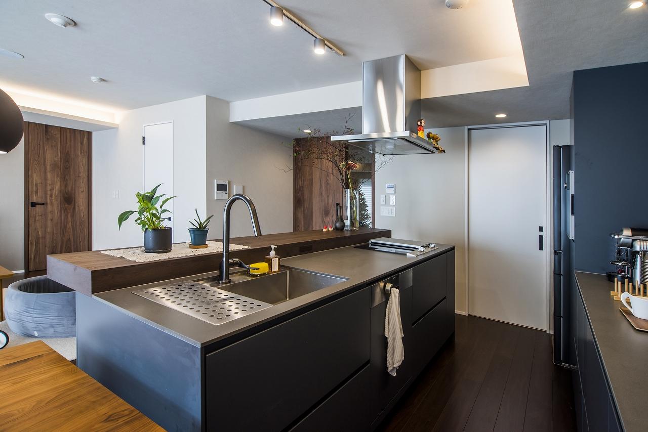 キッチンは、クォーツサイルストーントップのリネアタラーラ製のものを新規交換しました。キッチンスペースは余裕を持たせ、お子様も一緒に料理をお手伝いしやすくなる環境です。
また、キッチンから洗面所への出入りもできるようにし、生活しやすい実用的なつくりになっています。