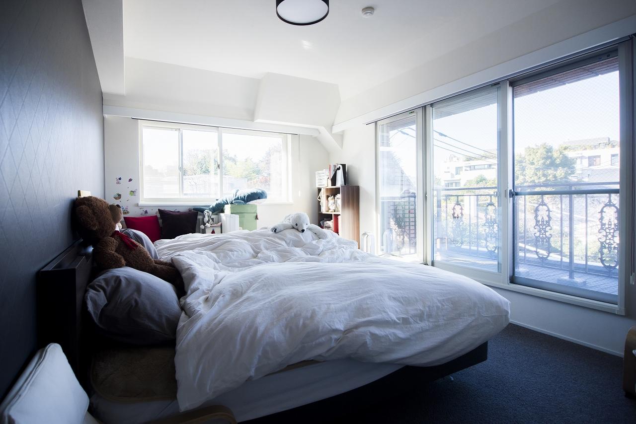 家族５人が一緒に寝ることができるよう壁面を大きくして、ベッドをつなげて置いてる寝室。また、2採光の窓もあり開放的な寝室となっています。