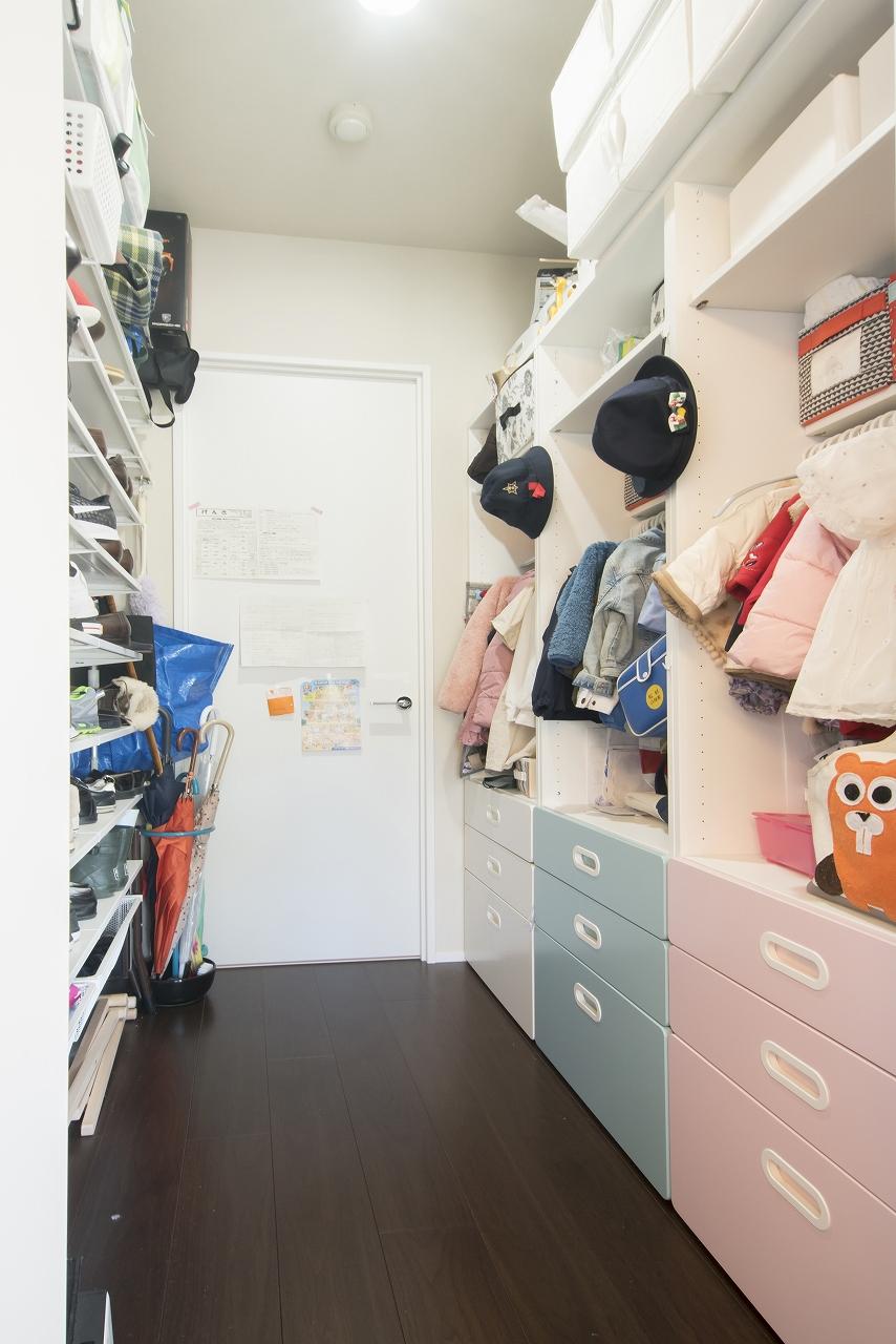 3人分のお子様の荷物も収納できる広々としたウォークスルークローゼットです。