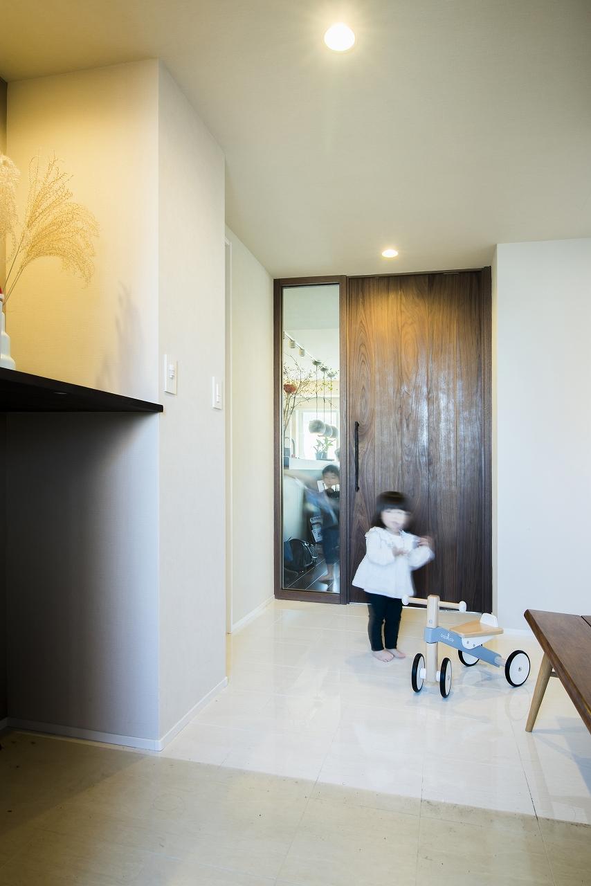 玄関からリビングにつながる扉は採光ガラスもついたタイプで、リビングの光が玄関にも届くようにしてあります。
また、お子様の動きは予想もつかないので、ガラス部分は安全性を重視し強化ガラスにしました。