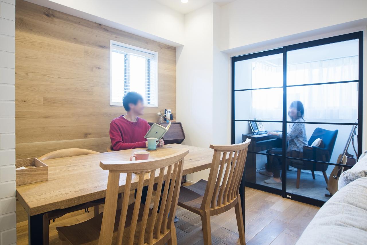 リビングダイニングとインナーテラスの間仕切りは透明なので、開放感がありつつも、お互いの様子を確認できます。