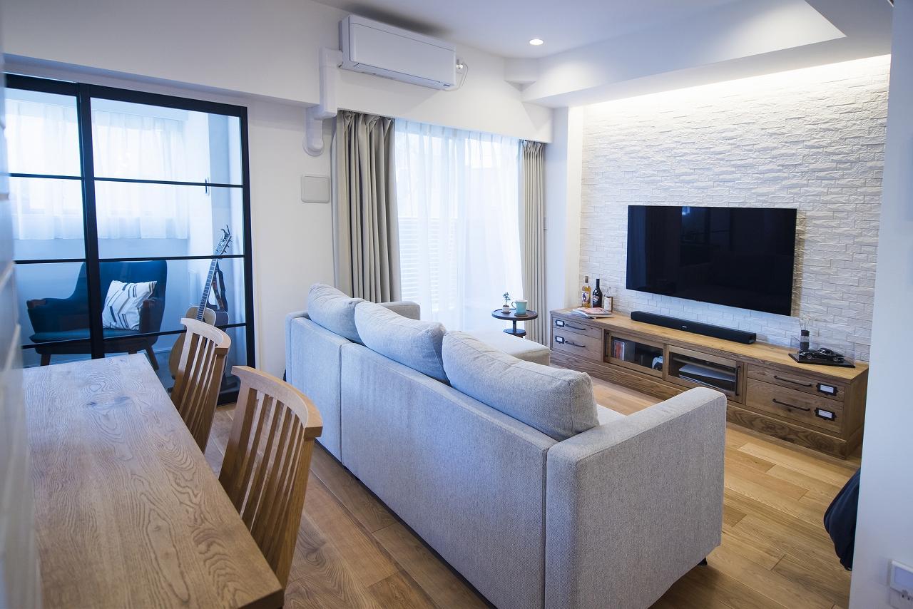 リビングの壁には、贅沢でナチュラルな空間を演出してくれる、ホワイトカラーのエコカラットを採用しました。写真左奥に見えるのが、仕事部屋としても趣味部屋としても利用できる、インナーテラスです。