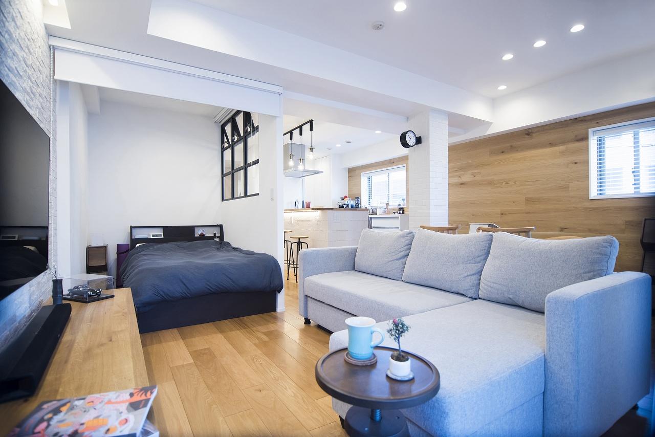 リビングダイニングには、寝室スペースを設けました。寝室スペースの壁面には室内窓があるので、開放的で明るい空間に。