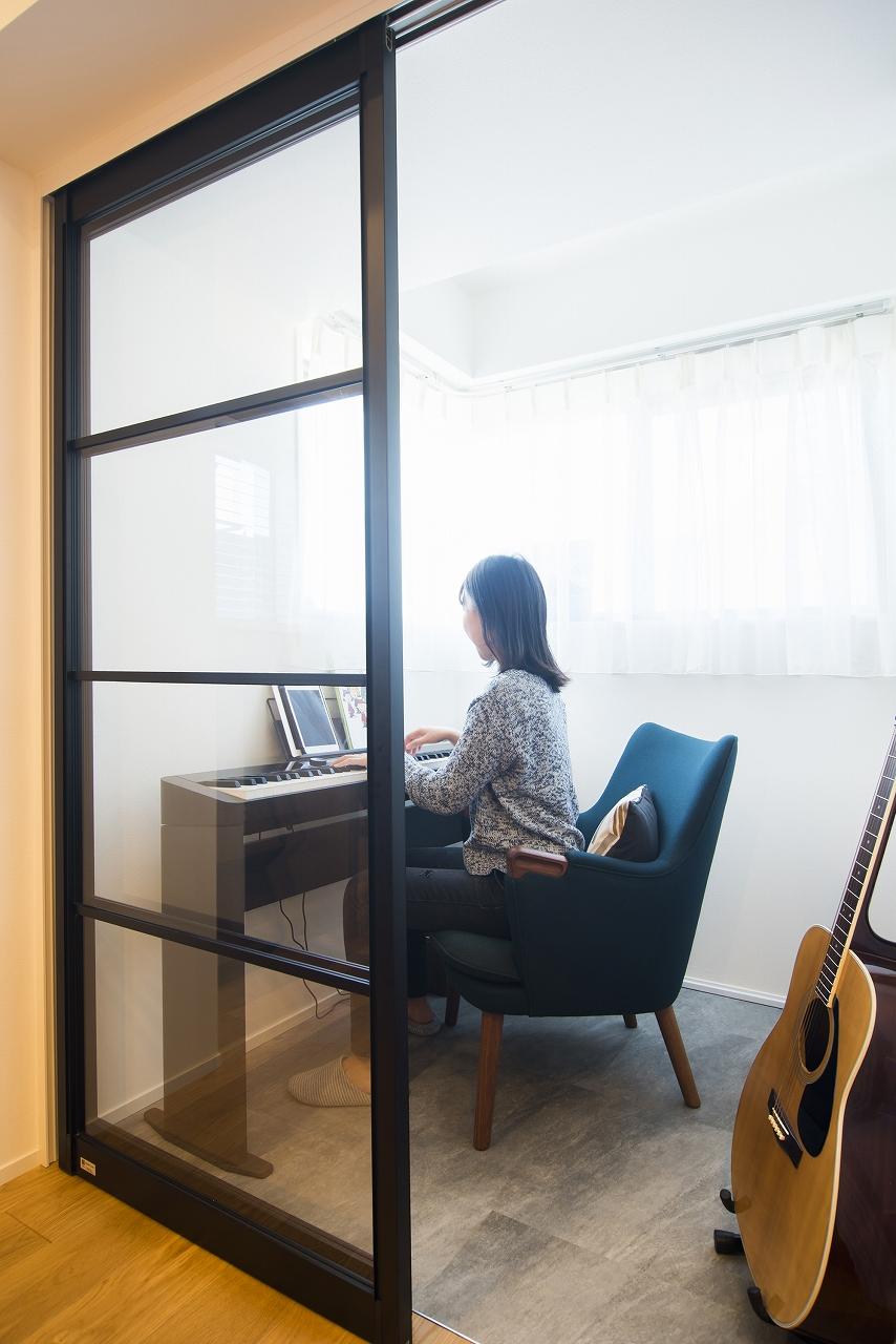 さまざまな使い方ができるインナーテラス。奥様は、置いてある電子ピアノを弾いたり、小さなテーブルを置いてお仕事スペースとしても使っているんだそう。ご主人はギターを弾いて、二人で楽器演奏を楽しむこともあると話してくれました。いろいろな使い方ができるインナーテラスは、想像以上に活躍してくれているようです。