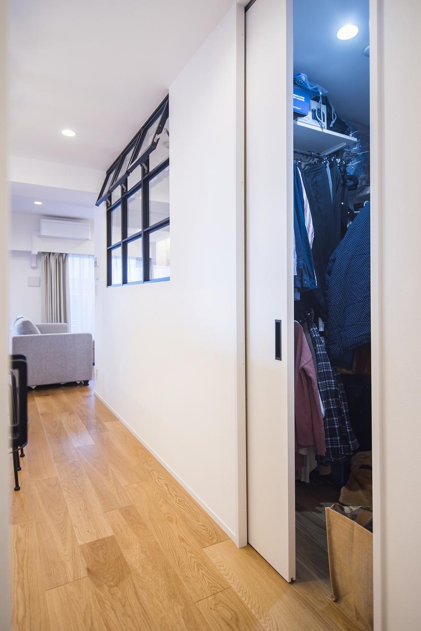 玄関からリビングダイニングへ続く廊下には、衣類や日用品、趣味のものまでたっぷり入る、収納豊富なウォークインクローゼットがあります。