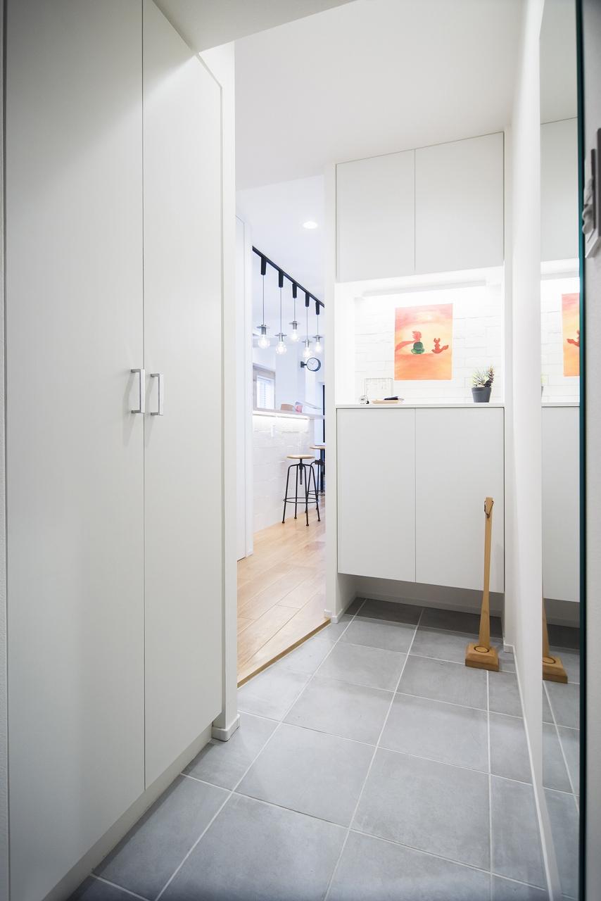 玄関には、入って左側と正面にシューズボックスを設置しました。