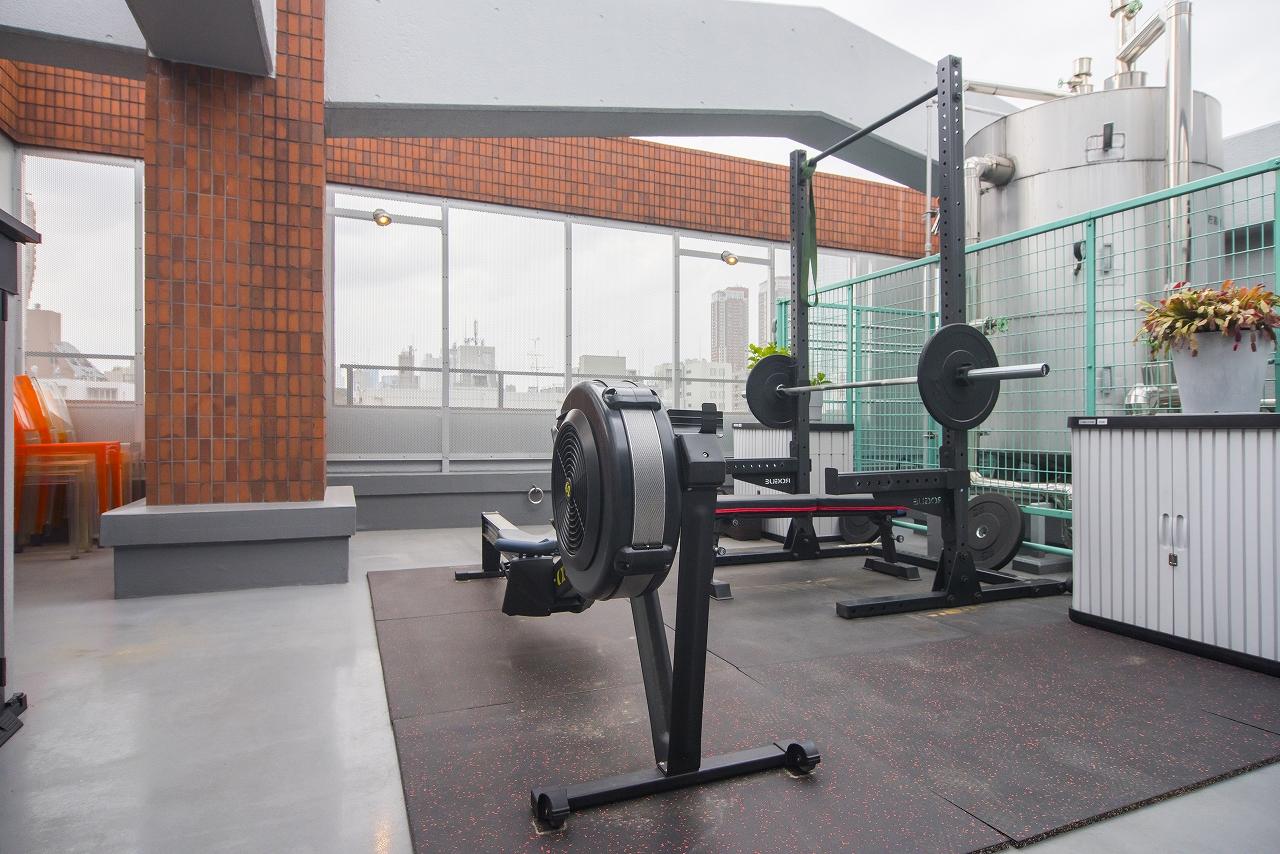 寝室側のテラスには筋トレマシンが置かれ、青空ジムスペースになっています。