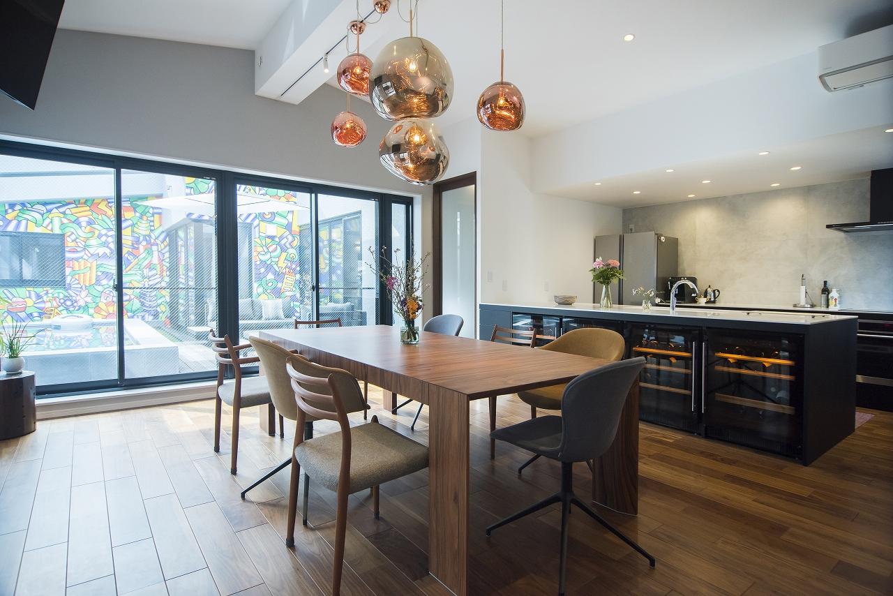 日中は自然光で明るいリビングダイニングです。テラスやプールと隣接しているので開放感も非常にあります。