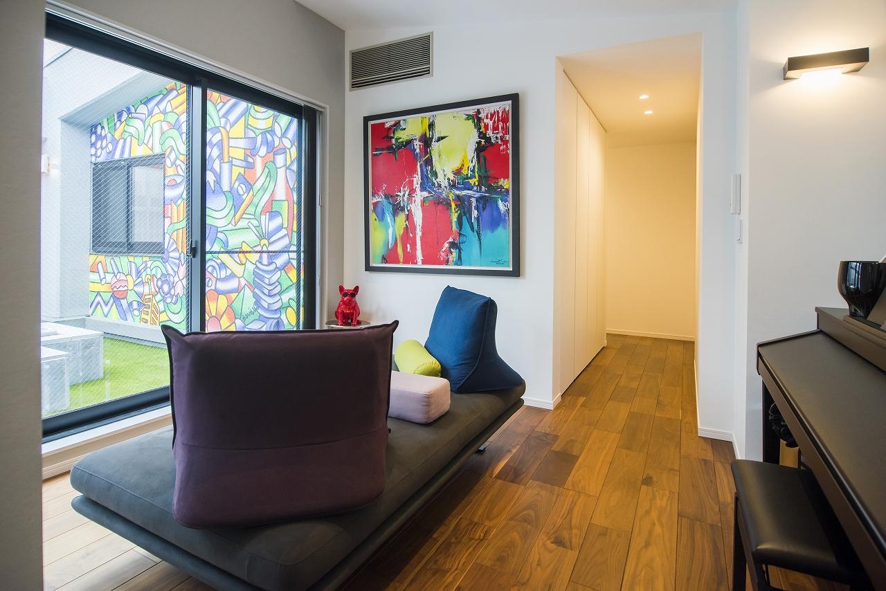 廊下から抜けたところのラウンジです。寝る前に読書をしたり、お酒を飲むスペースです。
リビングダイニングで活動する日中から、少しずつリラックスしながら眠りにつけるよう確保された動線上の空間です。