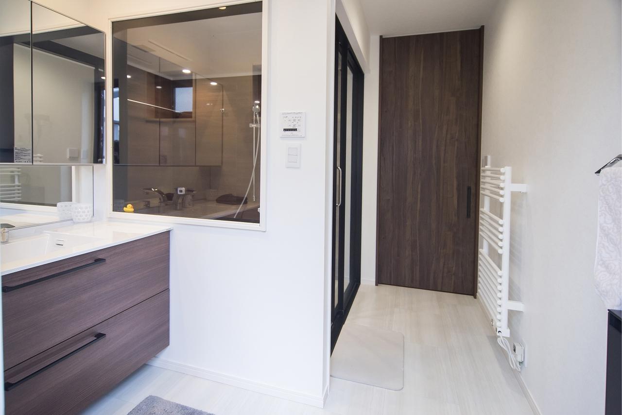 廊下、ラウンジの先にある洗面室と浴室です。