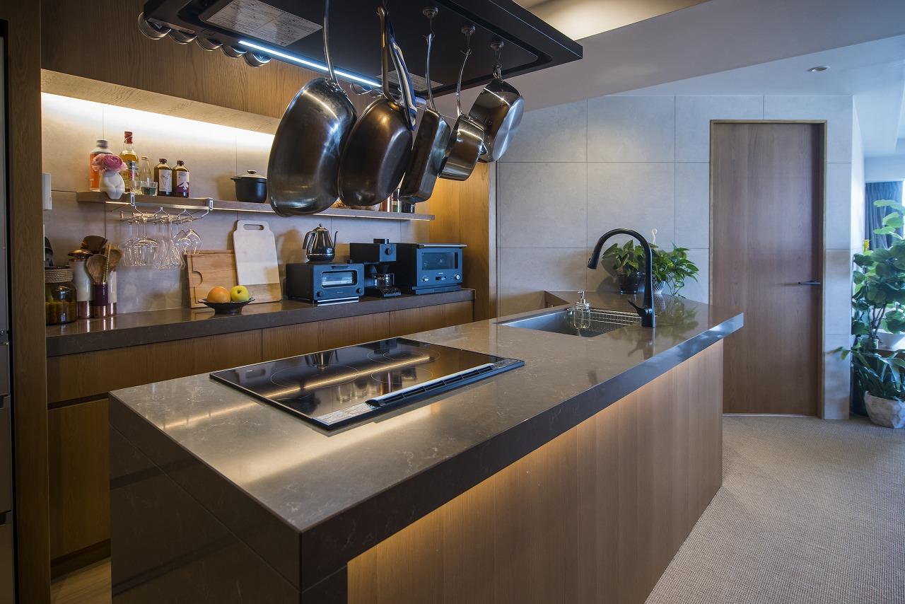 施主様が最初に気に入ったキッチンは、ユナイテッドアローズ社のオリジナルデザインです。動線が考え抜かれており、合理的で使いやすい空間です。