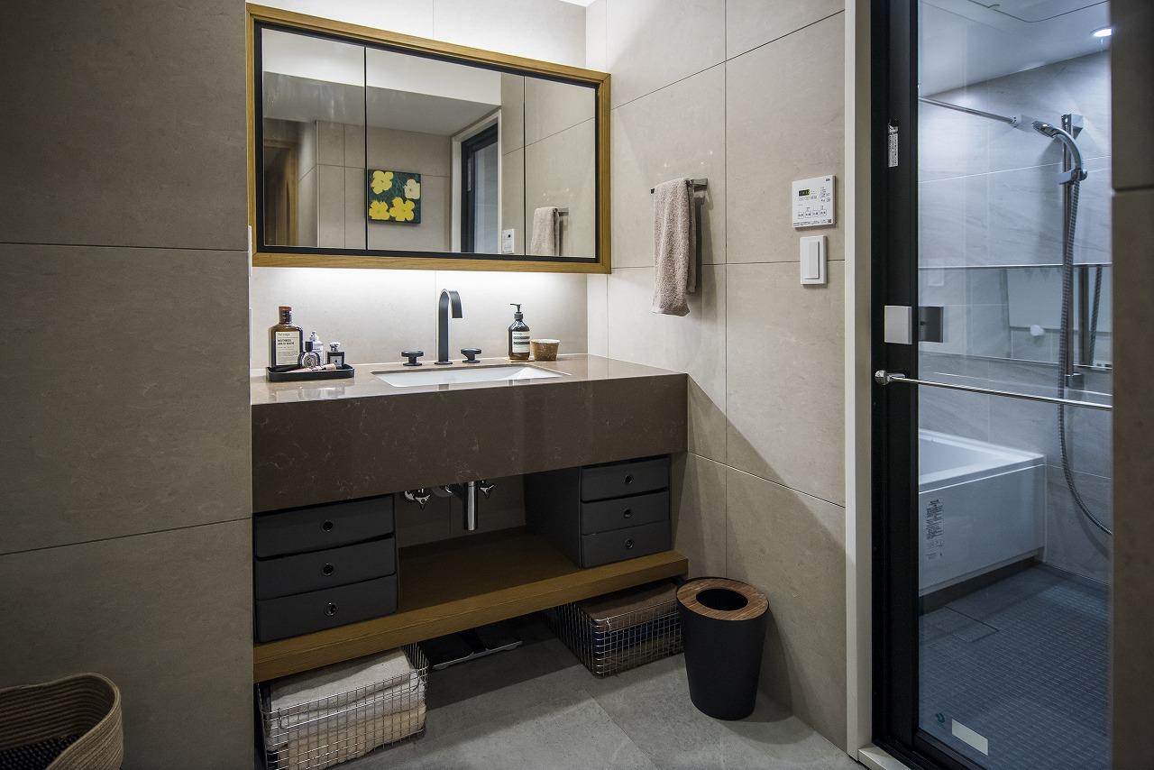 重厚感漂う洗面室です。こちらもユナイテッドアローズ社オリジナル製の洗面化粧台を新規交換しました。朝の身支度も気分が上がりそうです。