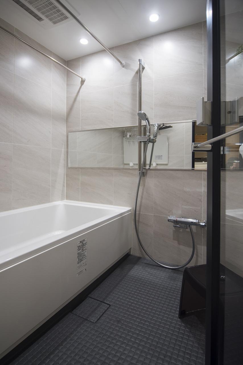 ゆったりとくつろげる広さの浴室。オフホワイトの淡いカラーが、リラックス効果を高めてくれます。