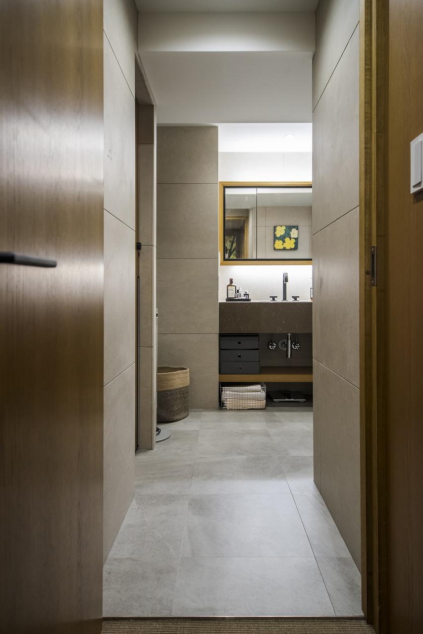 玄関の石材が、格調高い佇まいを演出します。