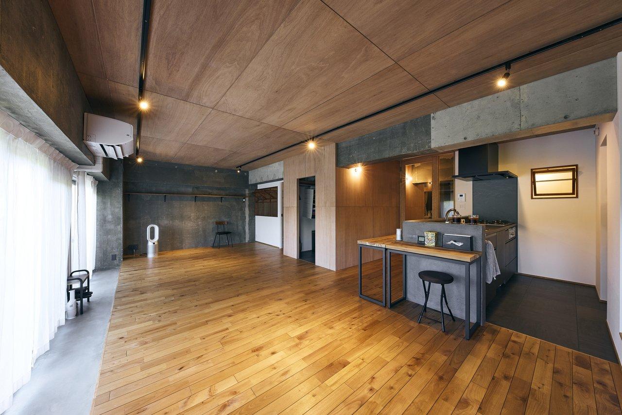 リビングの窓側にはインナーバルコニーとして使える土間スペースを設けました。縁側のように使ったり、雨が降ったときはバルコニーに置いているサンダルを中に入れておくこともできます。