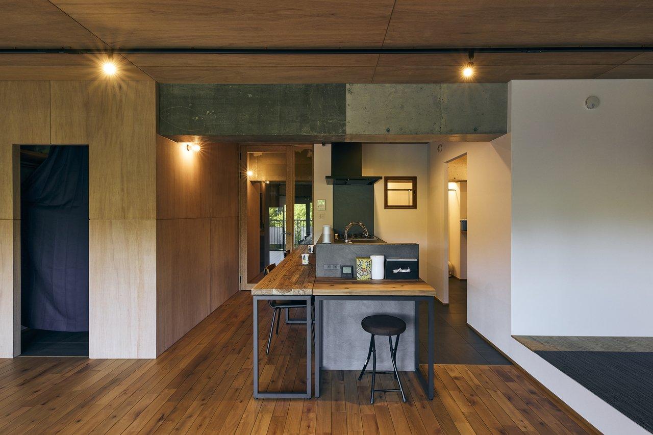 ダイニングテーブルは屋久杉の木を使って造作したもの。2台に分かれていて、キッチンに沿わせてL字に置けばカウンター風、縦に2台並べるとダイニングテーブル風にもできます。